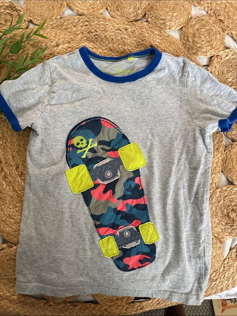Mini Boden 9-10 Crew 100% cotton Applique Skateboard Tee.
